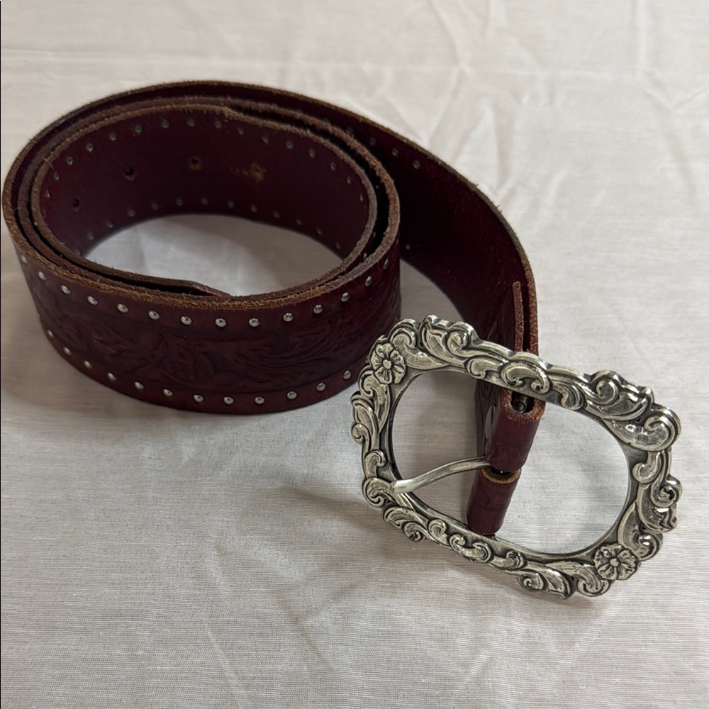 Elegant Leather Belt with Ornate Buckle